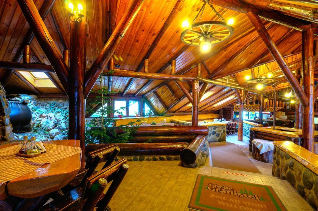 Resort Cheile Gradistei Moieciu موياشيو دي سوس الغرفة الصورة