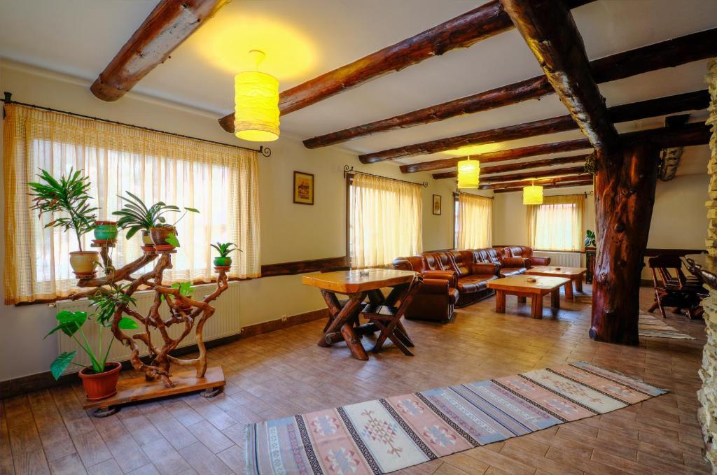 Resort Cheile Gradistei Moieciu موياشيو دي سوس الغرفة الصورة